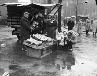 350206 Afbeelding van de bloemenkoopman Piet van Klaveren en enkele omstanders op de bloemenmarkt op het Janskerkhof te ...